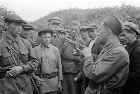 [Photo] A Soviet soldier teaching partisan fighters how to operate a Browning Hi-Power handgun ...