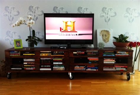 Reclaimed pallet TV stand doubles as elegant bookcase - Homecrux