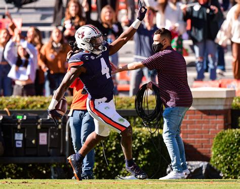 7 Auburn football players land on preseason watch lists for 13 national ...