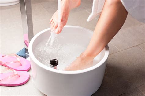 How to Use Baking Soda as a Foot Soak | LEAFtv