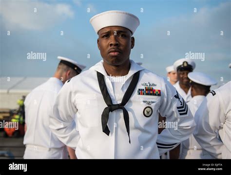 Sailors in uniform hi-res stock photography and images - Alamy