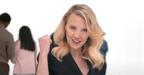 Kate McKinnon Walk Verizon Commercial: Viewers Talk ‘SNL’ Star’s Gait