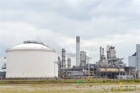 Oil Refinery and Oil Terminal Stock Photo - Image of bulk, dioxide ...