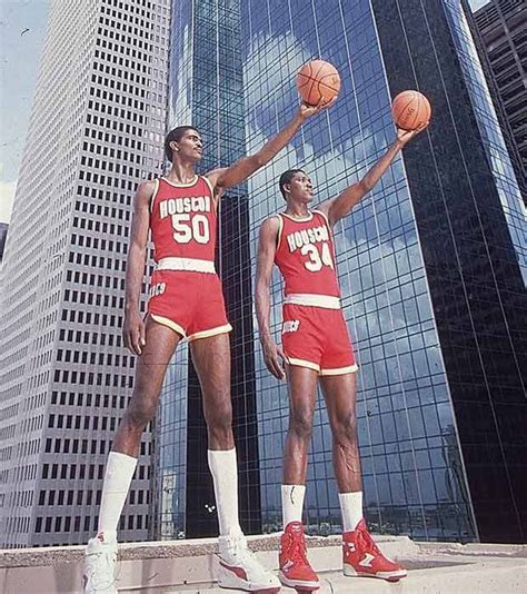 Ralph Sampson & Hakeem Olajuwon (With images) | Ralph sampson, Hakeem olajuwon, Nba