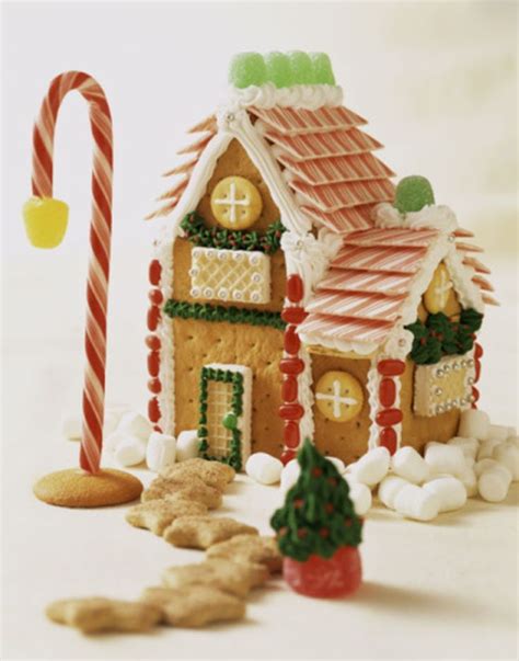 Go Beyond the Basic Gingerbread House With 15 Adorable Decorating Ideas | Graham cracker ...