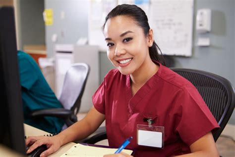 20 Nursing Scholarships You Should Know About | Simmons Online