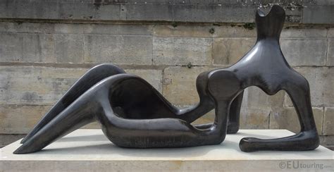 Reclining Figure sculpture inside Jardin des Tuileries - Page 81