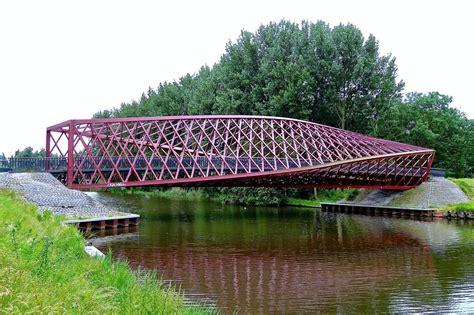 The Twist Bridge, Vlaardingen, The Netherlands | Pedestrian bridge ...