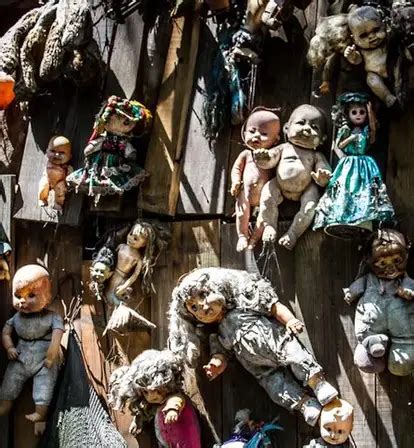 Mexico's Island Of The Dolls In 27 Disturbing Photos