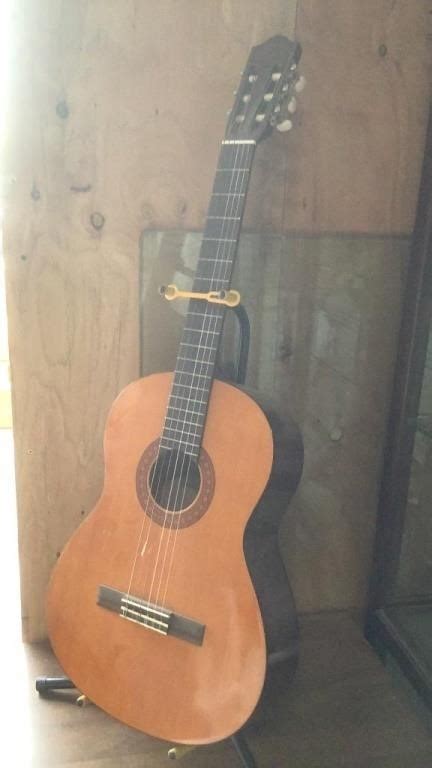 Yamaha C40 Acoustic Guitar | Live and Online Auctions on HiBid.com