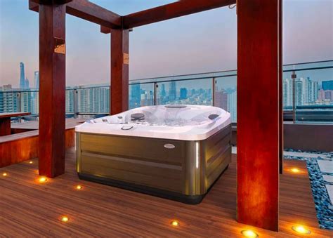 Jacuzzi Hot Tub Reviews [2023] Cost, Models & Ratings