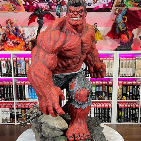 Red Hulk Statue D&Z sculpture