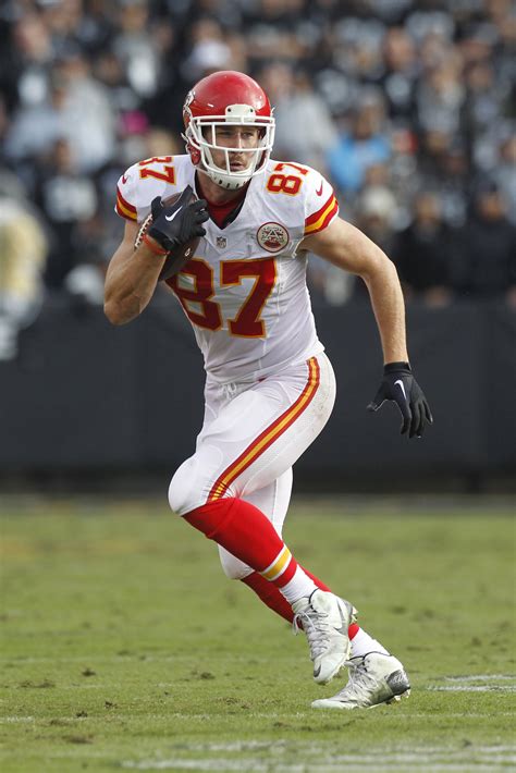 Chiefs Sign Travis Kelce To Extension