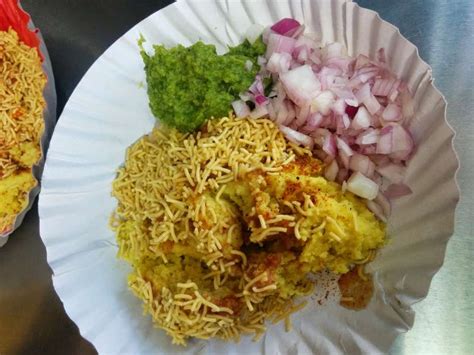 10 Mouth-Watering Street Food in Surat That You Must Try