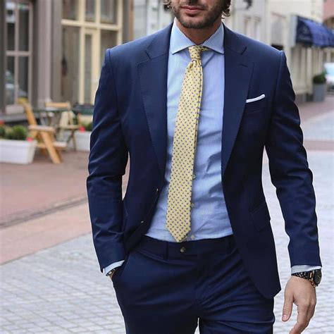 Navy blue suit with grey polkadot tie – Artofit