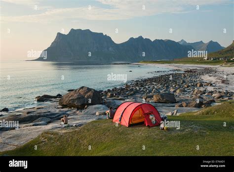 Camping am Strand Uttakleiv auf den Lofoten, Norwegen Stockfotografie - Alamy