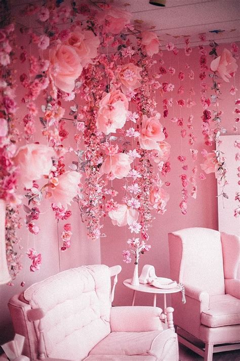 Flowers hanging from the ceiling. Rosa Sofa, Murs Roses, Tout Rose, Pastel Pink Aesthetic ...