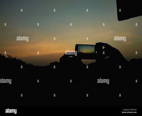 Person holding phone silhouette hi-res stock photography and images - Alamy