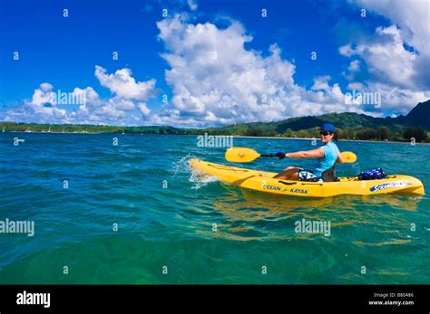 Femme kayak sur la baie de Hanalei île de Kauai Hawaii Photo Stock - Alamy