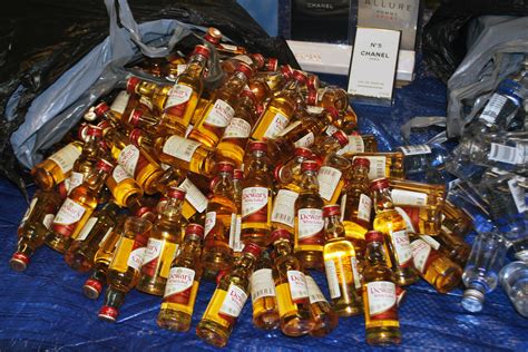 Airport Workers Arrested in Theft of 100,000 Liquor Bottles - The New York Times