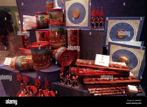 BUCKINGHAM PALACE SOUVENIRS Stock Photo - Alamy