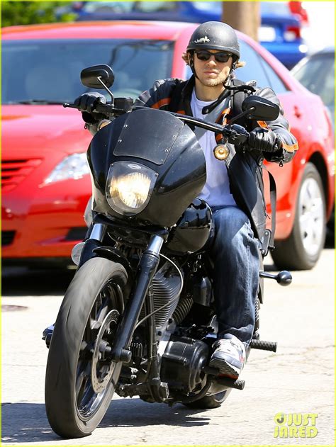 Charlie Hunnam Arrives to 'Sons of Anarchy' Set on a Motorcycle: Photo ...