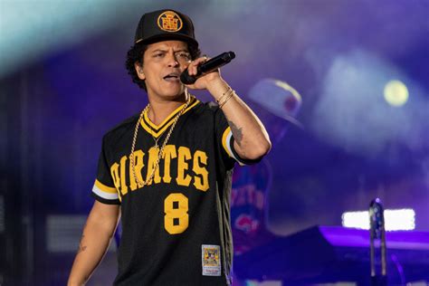 Bruno Mars Concert in Glasgow Stopped Midway - thestarsworldwide.com