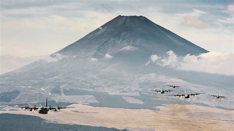 100 Stunning Photos Of The US Air Force Operating Around Japan