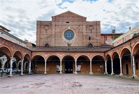 Bologna: Architecture of the Red City - Lions in the Piazza