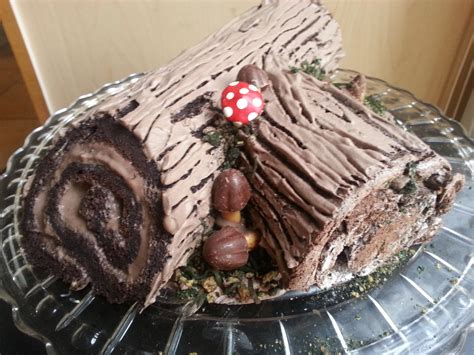 Sciuridae: Log Lady Cake (ok, it's Buche de Noel)
