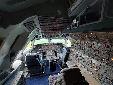 Boeing 747-200 cockpit : r/aviation