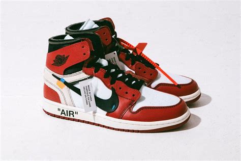 O selo OFF-WHITE de Virgil Abloh colaborou com o Air Jordan 1 Chicago ...