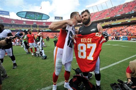 Travis Kelce with his big brother, Eagles center Jason Kelce after the Chiefs win : r ...