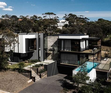This modern coastal house maximises its natural light | Modern coastal ...