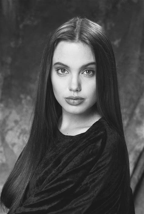 Young Angelina Jolie : pics