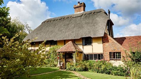 Thatched roof guide: the historic craft making a comeback | Homes & Gardens