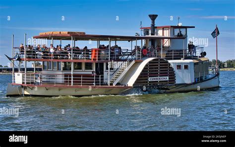 Yarrawonga, Victoria Australia - 17 April 2022: Paddle Steamer Cumberoona taking tourists for a ...