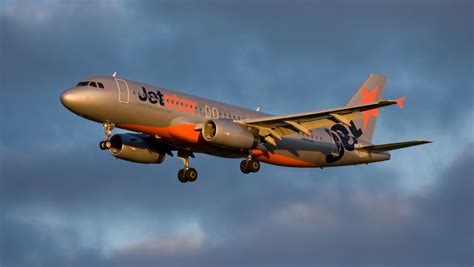 Jetstar Airbus A320 flew with thrust reversers unintentionally ...