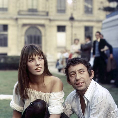 Jane Birkin & Serge Gainsbourg in der Nähe des Louvre (1969) Bild - Kaufen / Verkaufen