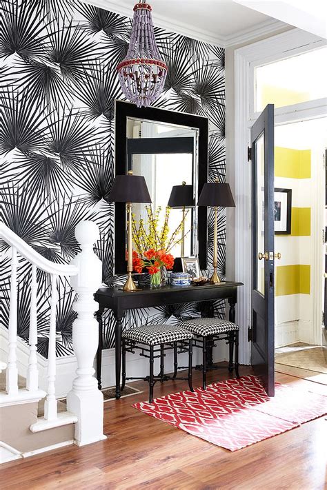 25 Gorgeous Entryways Clad in Wallpaper