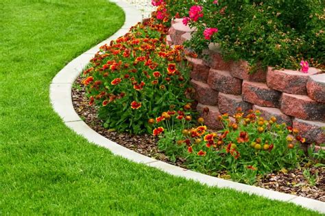 The Benefits of Edging a Lawn - ProGardenTips