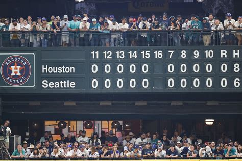 Astros outlast Mariners in 18-inning classic to advance to ALCS