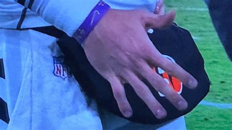 Joe Burrow’s worrying hand injury caught on live TV as Bengals QB forced to leave field & fans ...