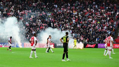 Ajax Amsterdam gegen Feyenoord Rotterdam: Fans sorgen für Spielabbruch ...