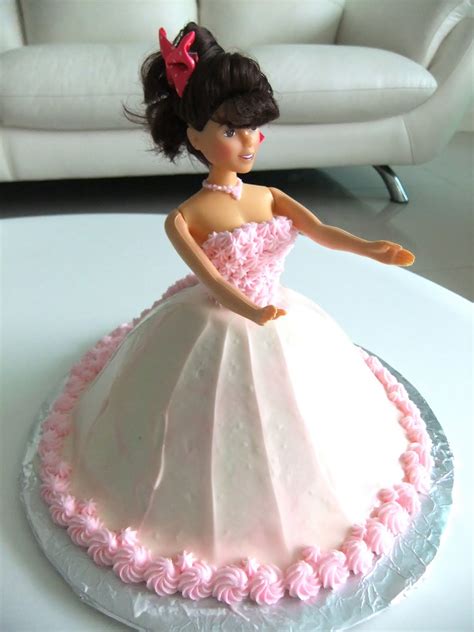 Prayers, Hugs & Diapers: Princess Doll Cake