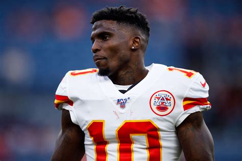 Tyreek Hill leaves game vs. Chargers with hamstring injury