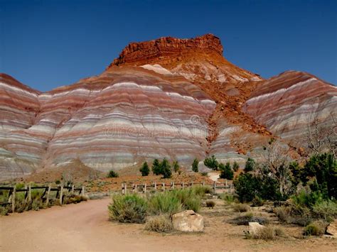 Mooie Geologic Sedimentary Layers On A Mountain Rock Formation In The Painted Desert, Arizona ...