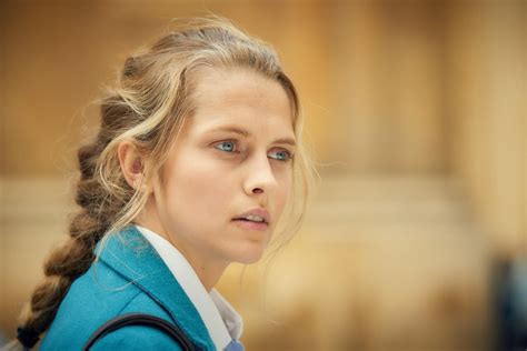 A Discovery of Witches S1Teresa Palmer as "Diana Bishop" | Teresa palmer, A discovery of witches ...