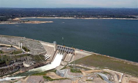 Before and After: California Reservoir Drops to 17 Percent Capacity - NBC News