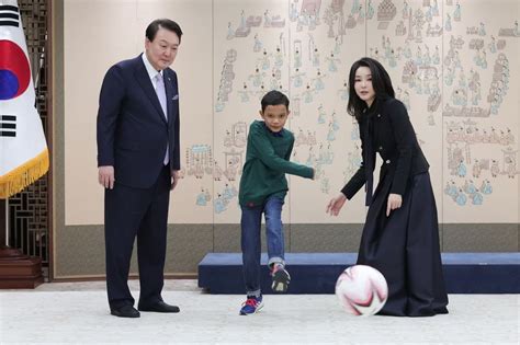 Yoon, first lady meet Cambodian child at presidential office - The ...